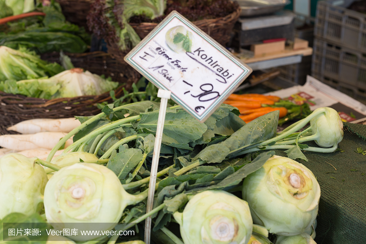 在德国南部的一个小农村城市,卷心菜和泡菜等蔬菜在一个食品市场上的秋天月10月